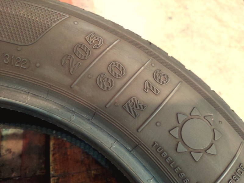 2 Gomme usate 205 60 16 Pneumatici Estivi KLEBER 2 Gomme usate 205 60 16 Pneumatici Estivi KLEBER