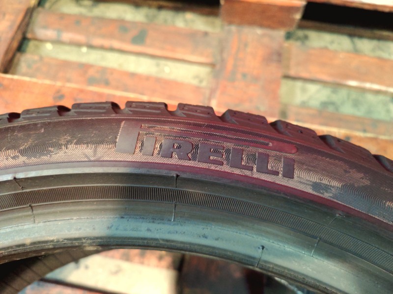 1 Gomma usata 225 40 18 Pneumatici Invernali PIRELLI 1 Gomma usata 225 40 18 Pneumatici Invernali PIRELLI
