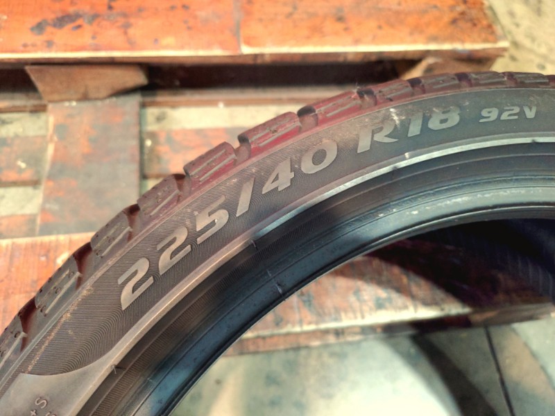 1 Gomma usata 225 40 18 Pneumatici Invernali PIRELLI 1 Gomma usata 225 40 18 Pneumatici Invernali PIRELLI