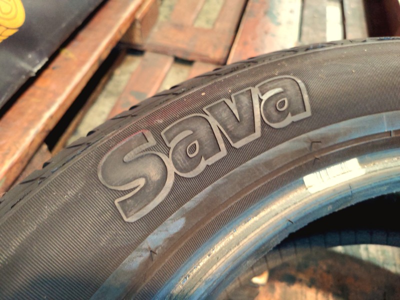 4 Gomme usate 215 60 17 Pneumatici Invernali SAVA 4 Gomme usate 215 60 17 Pneumatici Invernali SAVA