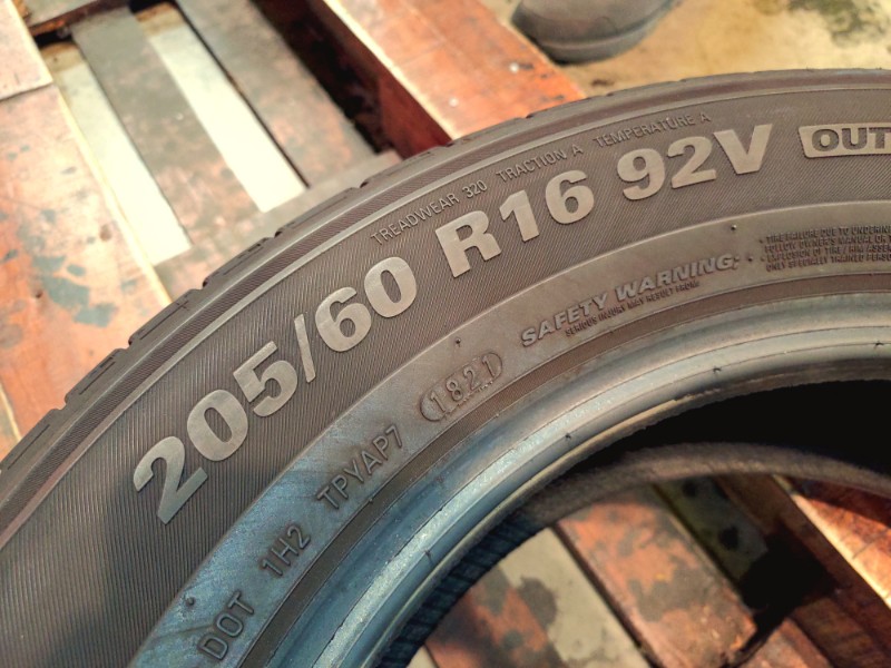2 Gomme usate 205 60 16 Pneumatici Estivi KUMHO 2 Gomme usate 205 60 16 Pneumatici Estivi KUMHO