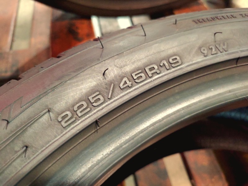 2 Gomme usate 225 45 19 RUN FLAT Pneumatici Estivi DUNLOP 2 Gomme usate 225 45 19 RUN FLAT Pneumatici Estivi DUNLOP