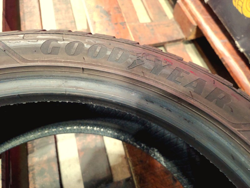 4 Gomme usate 225 45 19 Pneumatici Invernali GOODYEAR 4 Gomme usate 225 45 19 Pneumatici Invernali GOODYEAR
