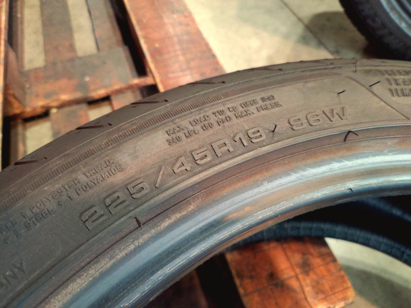 4 Gomme usate 225 45 19 Pneumatici Estivi GOODYEAR 4 Gomme usate 225 45 19 Pneumatici Estivi GOODYEAR