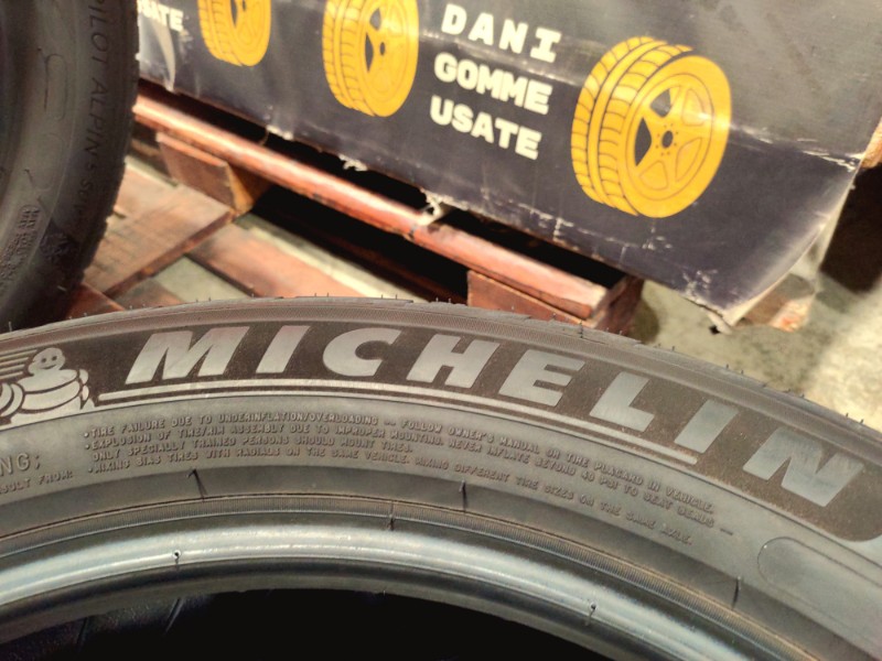 4 Gomme usate 235 50 19 Pneumatici Invernali MICHELIN 4 Gomme usate 235 50 19 Pneumatici Invernali MICHELIN