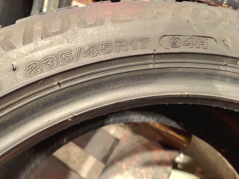4 Gomme usate 235 45 17 Pneumatici Invernali BRIDGESTONE 4 Gomme usate 235 45 17 Pneumatici Invernali BRIDGESTONE