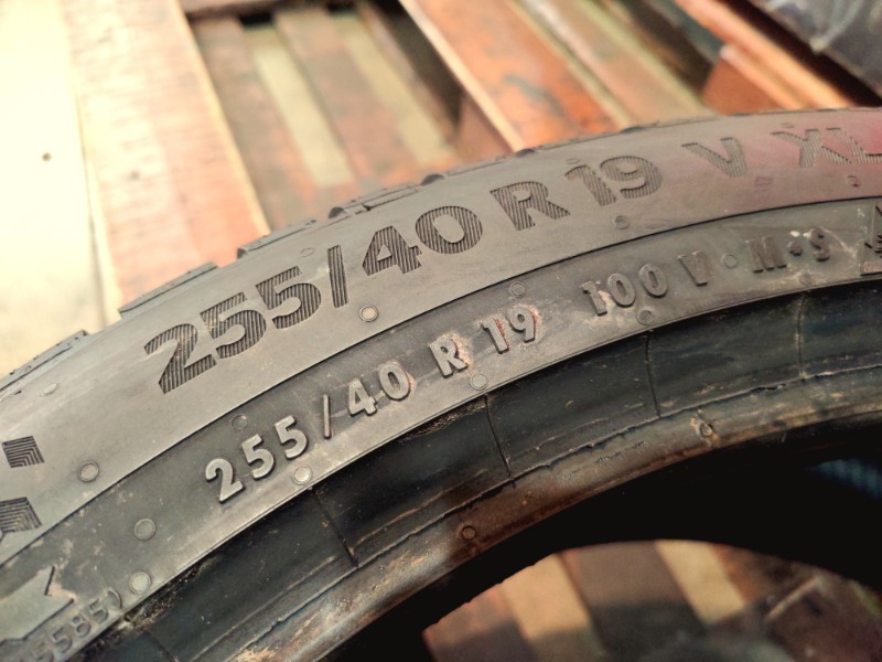 2 Gomme usate 255 40 19 Pneumatici Invernali CONTINENTAL 2 Gomme usate 255 40 19 Pneumatici Invernali CONTINENTAL