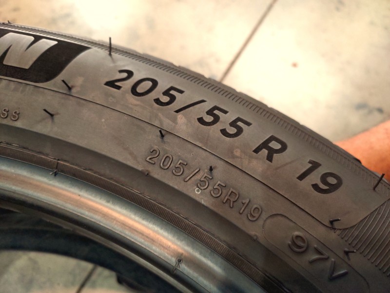 4 Gomme usate 205 55 19 Pneumatici Estivi MICHELIN 4 Gomme usate 205 55 19 Pneumatici Estivi MICHELIN