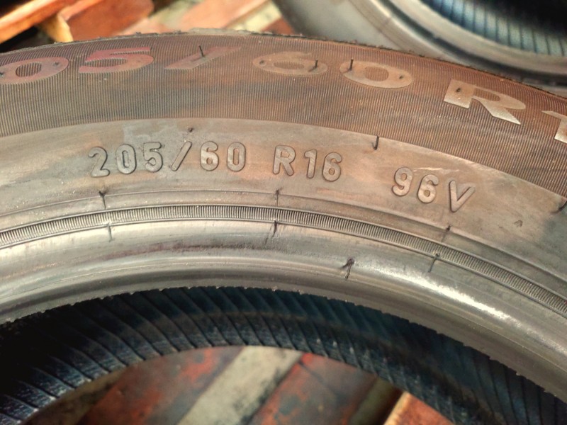 2 Gomme usate 205 60 16 Pneumatici Estivi PIRELLI 2 Gomme usate 205 60 16 Pneumatici Estivi PIRELLI