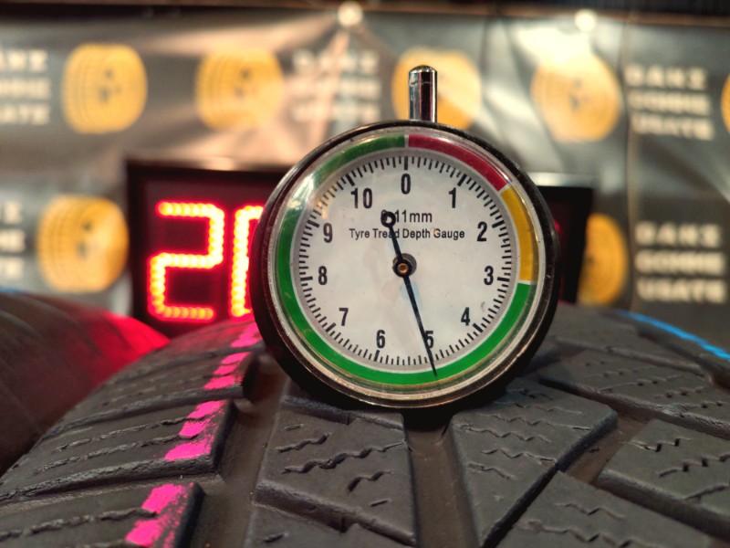 4 Gomme usate 235 65 17 Pneumatici Invernali CONTINENTAL 4 Gomme usate 235 65 17 Pneumatici Invernali CONTINENTAL
