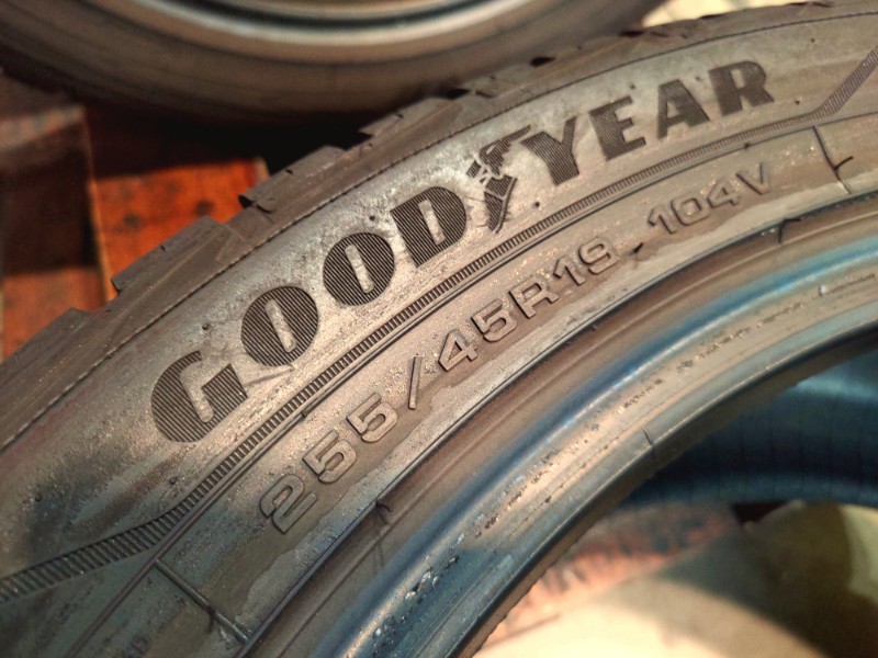 4 Gomme usate 255 45 19 Pneumatici Invernali GOODYEAR 4 Gomme usate 255 45 19 Pneumatici Invernali GOODYEAR