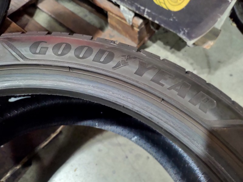 4 Gomme usate 255 40 21 Pneumatici Invernali GOODYEAR 4 Gomme usate 255 40 21 Pneumatici Invernali GOODYEAR