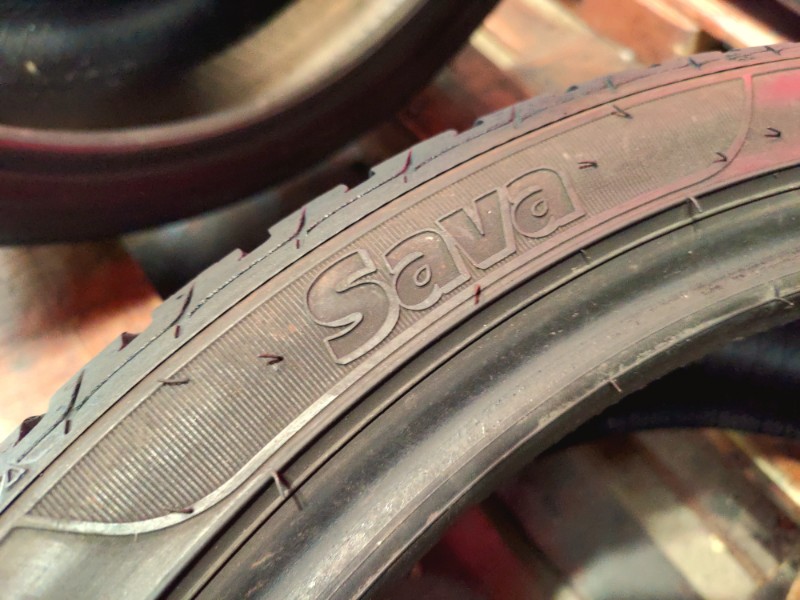 2 Gomme usate 225 40 18 Pneumatici Invernali SAVA 2 Gomme usate 225 40 18 Pneumatici Invernali SAVA