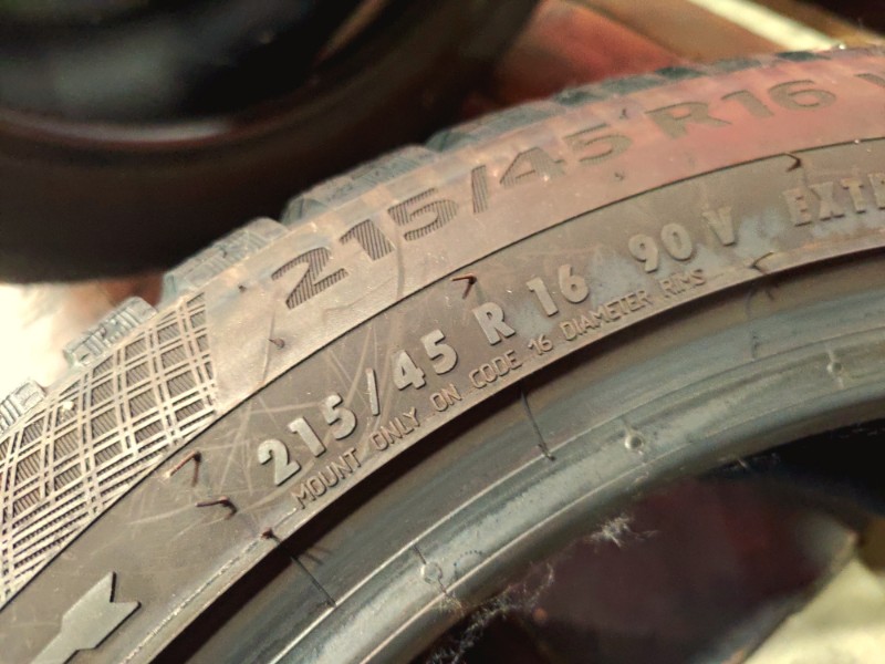 4 Gomme usate 215 45 16 Pneumatici Invernali CONTINENTAL 4 Gomme usate 215 45 16 Pneumatici Invernali CONTINENTAL