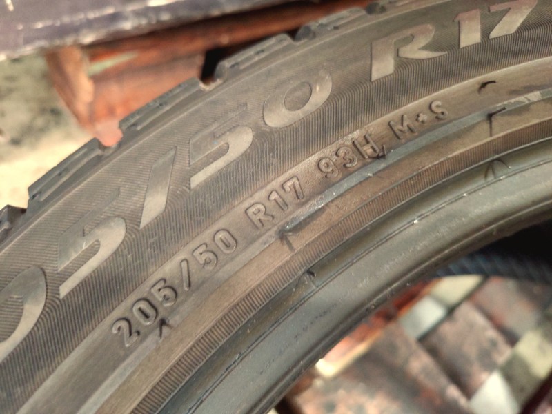 2 Gomme usate 205 50 17 Pneumatici Invernali PIRELLI 2 Gomme usate 205 50 17 Pneumatici Invernali PIRELLI