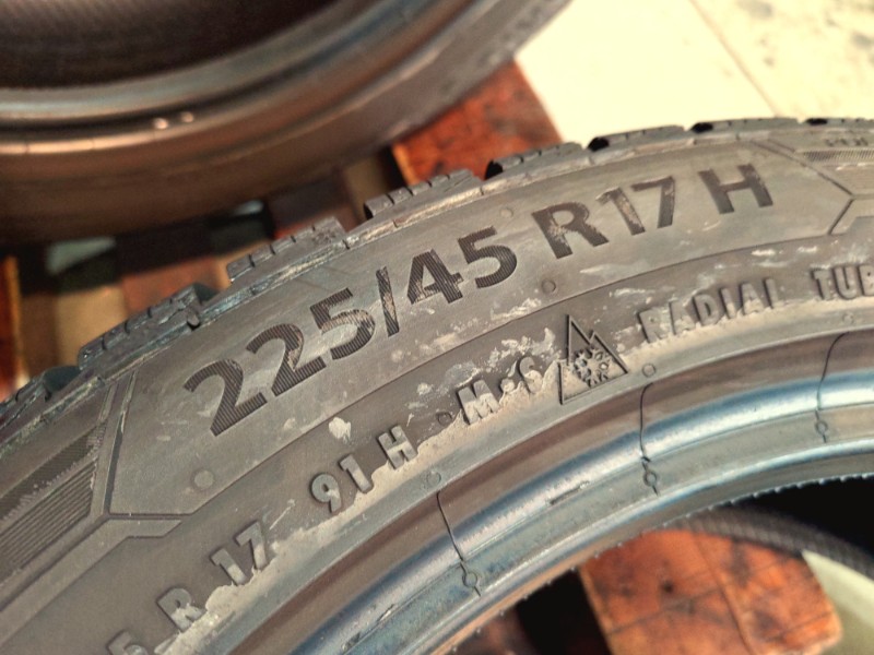 4 Gomme usate 225 45 17 Pneumatici Invernali BARUM 4 Gomme usate 225 45 17 Pneumatici Invernali BARUM