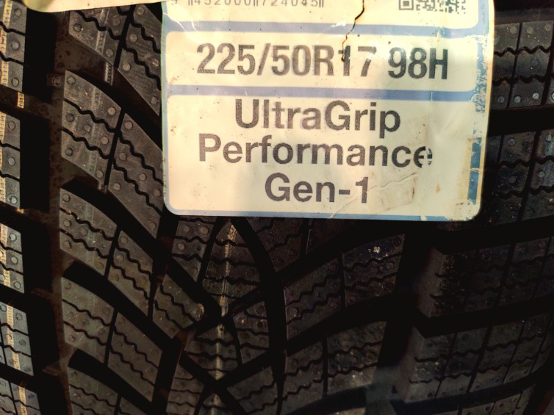 4 Gomme nuove 225 50 17 RUN FLAT Pneumatici Invernali GOODYEAR 4 Gomme nuove 225 50 17 RUN FLAT Pneumatici Invernali GOODYEAR