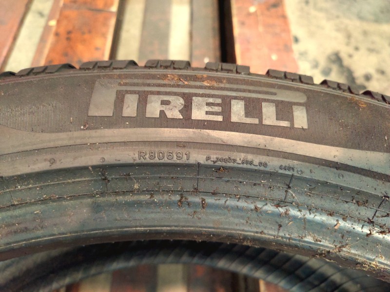2 Gomme usate 285 40 23 Pneumatici Invernali PIRELLI 2 Gomme usate 285 40 23 Pneumatici Invernali PIRELLI