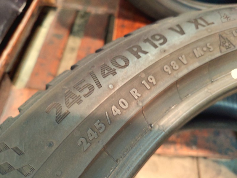 4 Gomme usate 245 40 19 Pneumatici Invernali CONTINENTAL 4 Gomme usate 245 40 19 Pneumatici Invernali CONTINENTAL