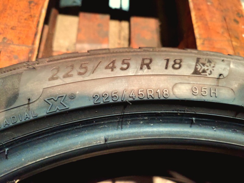 2 Gomme usate 225 45 18 e 2 Gomme usate 255 40 18 Pneumatici Invernali MICHELIN 2 Gomme usate 225 45 18 e 2 Gomme usate 255 40 18 Pneumatici Invernali MICHELIN