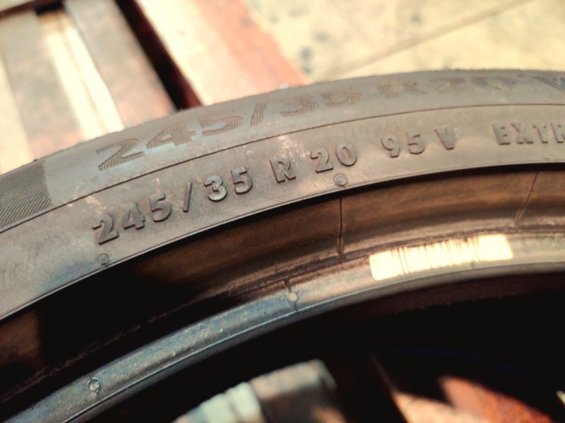 2 Gomme usate 245 35 20 Pneumatici Invernali CONTINENTAL 2 Gomme usate 245 35 20 Pneumatici Invernali CONTINENTAL