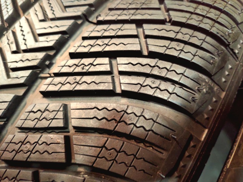 2 Gomme nuove 255 40 20 e 2 Gomme nuove 295 35 20 Pneumatici Invernali MICHELIN 2 Gomme nuove 255 40 20 e 2 Gomme nuove 295 35 20 Pneumatici Invernali MICHELIN