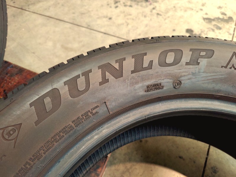 4 Gomme usate 235 60 18 Pneumatici Invernali DUNLOP 4 Gomme usate 235 60 18 Pneumatici Invernali DUNLOP