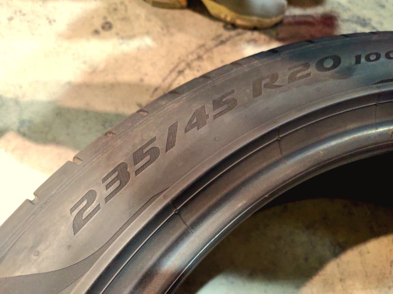 2 Gomme usate 235 45 20 e 2 Gomme usate 255 40 20 Pneumatici Estivi PIRELLI 2 Gomme usate 235 45 20 e 2 Gomme usate 255 40 20 Pneumatici Estivi PIRELLI