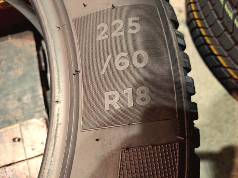 2 Gomme usate 225 60 18 Pneumatici 4 Stagioni KLEBER 2 Gomme usate 225 60 18 Pneumatici 4 Stagioni KLEBER