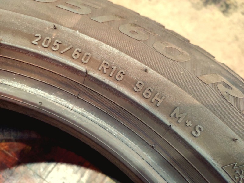 2 Gomme usate 205 60 16 Pneumatici Invernali PIRELLI 2 Gomme usate 205 60 16 Pneumatici Invernali PIRELLI