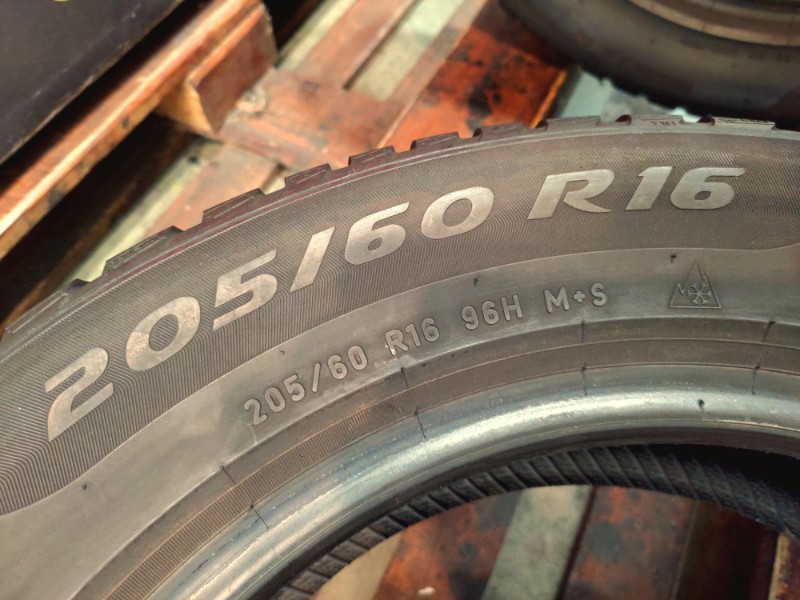 2 Gomme usate 205 60 16 Pneumatici Invernali PIRELLI 2 Gomme usate 205 60 16 Pneumatici Invernali PIRELLI