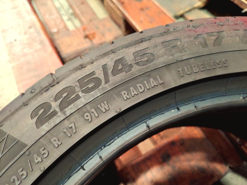 2 Gomme usate 225 45 17 RUN FLAT Pneumatici Estivi CONTINENTAL 2 Gomme usate 225 45 17 RUN FLAT Pneumatici Estivi CONTINENTAL