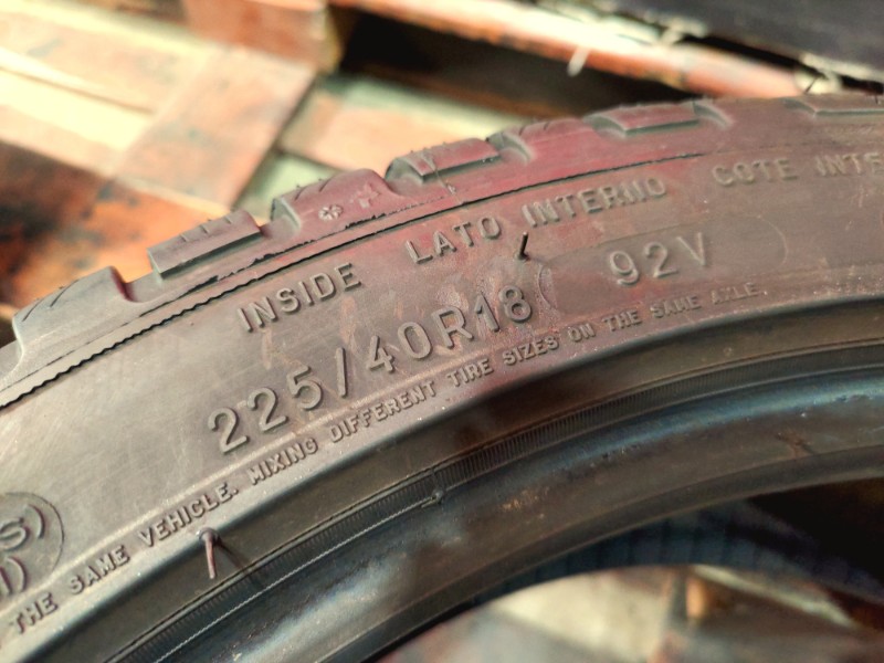 2 Gomme usate 225 40 18 Pneumatici Invernali MICHELIN 2 Gomme usate 225 40 18 Pneumatici Invernali MICHELIN