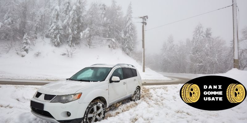 Grafico comparativo che mostra lo spazio di frenata inferiore di un pneumatico 4 stagioni sulla neve rispetto a un pneumatico invernale Grafico comparativo che mostra lo spazio di frenata inferiore di un pneumatico 4 stagioni sulla neve rispetto a un pneumatico invernale.