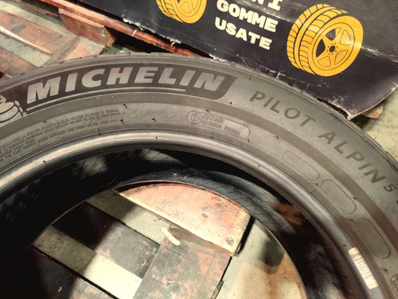 2 Gomme usate 235 60 18 Pneumatici Invernali MICHELIN 2 Gomme usate 235 60 18 Pneumatici Invernali MICHELIN