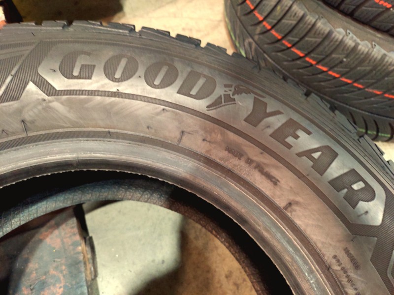 4 Gomme usate 215 70 15 C Pneumatici Invernali GOODYEAR 4 Gomme usate 215 70 15 C Pneumatici Invernali GOODYEAR