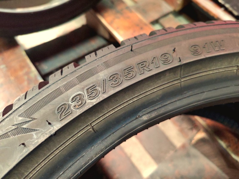 2 Gomme usate 235 35 19 Pneumatici Invernali BRIDGESTONE 2 Gomme usate 235 35 19 Pneumatici Invernali BRIDGESTONE