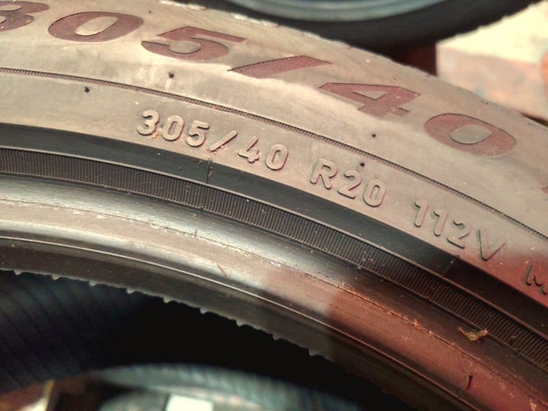 2 Gomme usate 275 45 20 e 2 Gomme usate 305 40 20 RUN FLAT Pneumatici Invernali PIRELLI 2 Gomme usate 275 45 20 e 2 Gomme usate 305 40 20 RUN FLAT Pneumatici Invernali PIRELLI