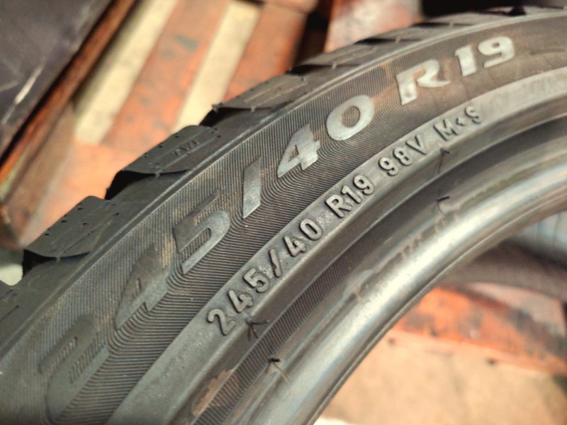 2 Gomme usate 245 40 19 e 2 Gomme usate 275 35 19 RUN FLAT Pneumatici Invernali PIRELLI 2 Gomme usate 245 40 19 e 2 Gomme usate 275 35 19 RUN FLAT Pneumatici Invernali PIRELLI