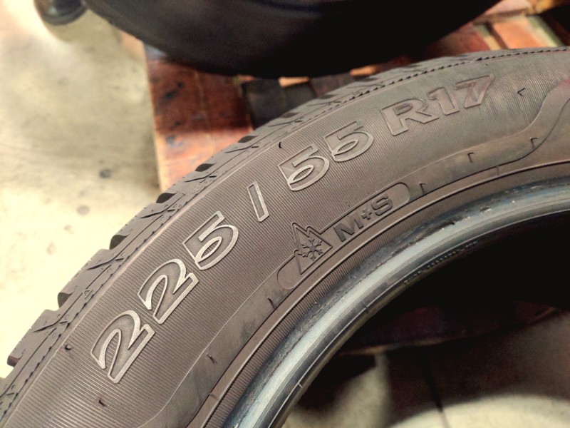 4 Gomme usate 225 55 17 Pneumatici Invernali SAVA 4 Gomme usate 225 55 17 Pneumatici Invernali SAVA
