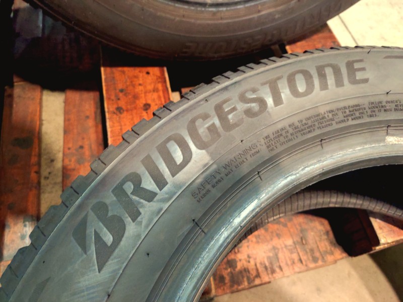 4 Gomme usate 215 65 17 Pneumatici Invernali BRIDGESTONE 4 Gomme usate 215 65 17 Pneumatici Invernali BRIDGESTONE