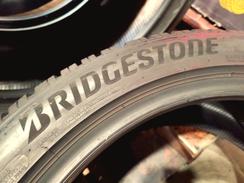 4 Gomme usate 265 40 20 Pneumatici Invernali BRIDGESTONE 4 Gomme usate 265 40 20 Pneumatici Invernali BRIDGESTONE