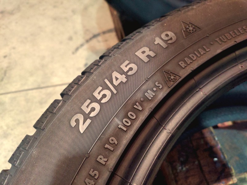 4 Gomme usate 255 45 19 Pneumatici Invernali CONTINENTAL 4 Gomme usate 255 45 19 Pneumatici Invernali CONTINENTAL