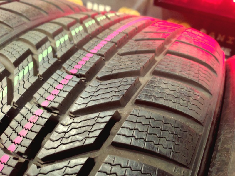 4 Gomme usate 235 40 19 Pneumatici Invernali CONTINENTAL 4 Gomme usate 235 40 19 Pneumatici Invernali CONTINENTAL