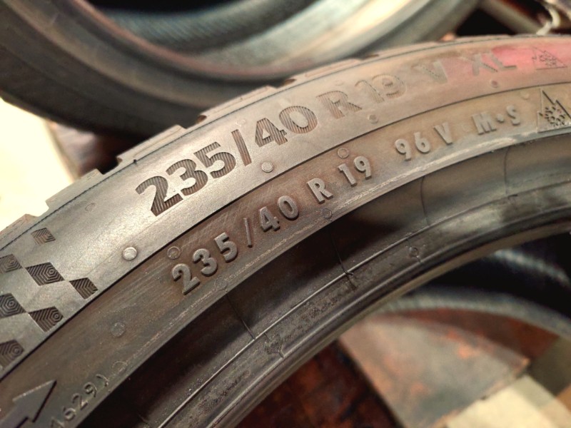 4 Gomme usate 235 40 19 Pneumatici Invernali CONTINENTAL 4 Gomme usate 235 40 19 Pneumatici Invernali CONTINENTAL
