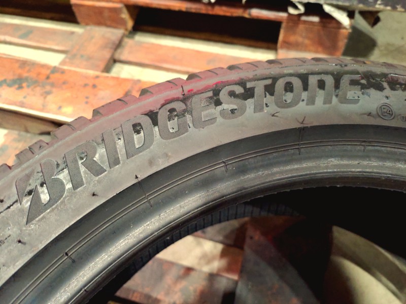 4 Gomme usate 235 45 19 Pneumatici Invernali BRIDGESTONE 4 Gomme usate 235 45 19 Pneumatici Invernali BRIDGESTONE
