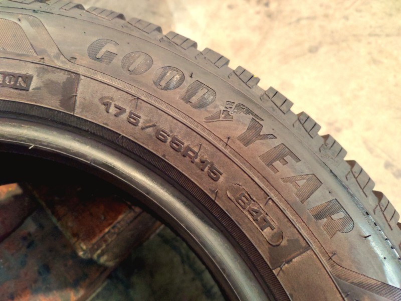 4 Gomme usate 175 65 15 Pneumatici Invernali GOODYEAR 4 Gomme usate 175 65 15 Pneumatici Invernali GOODYEAR