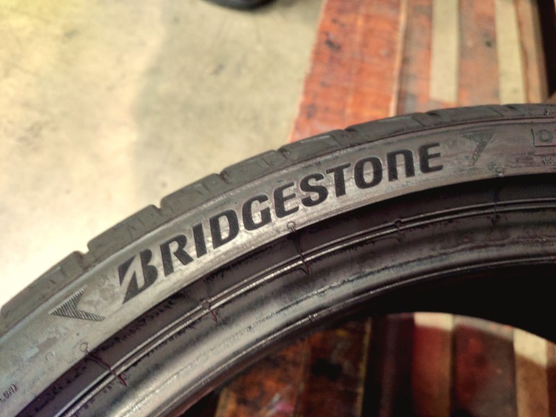 2 Gomme usate 235 35 19 Pneumatici Estivi BRIDGESTONE 2 Gomme usate 235 35 19 Pneumatici Estivi BRIDGESTONE