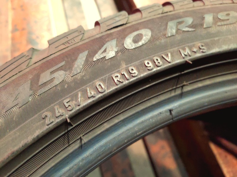 2 Gomme usate 245 40 19 RUN FLAT Pneumatici Invernali PIRELLI 2 Gomme usate 245 40 19 RUN FLAT Pneumatici Invernali PIRELLI
