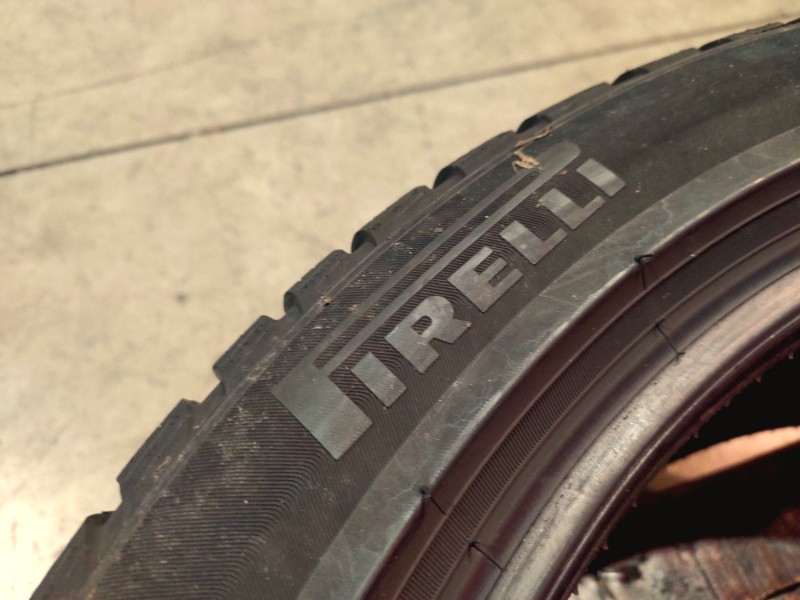 1 Gomma usata 225 45 18 Pneumatici Invernali PIRELLI 1 Gomma usata 225 45 18 Pneumatici Invernali PIRELLI